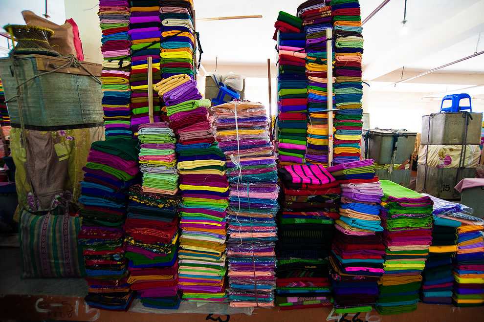 Stoisko z ubraniami na bazarze (Imphal, Manipur) (Mizoram i Manipur)